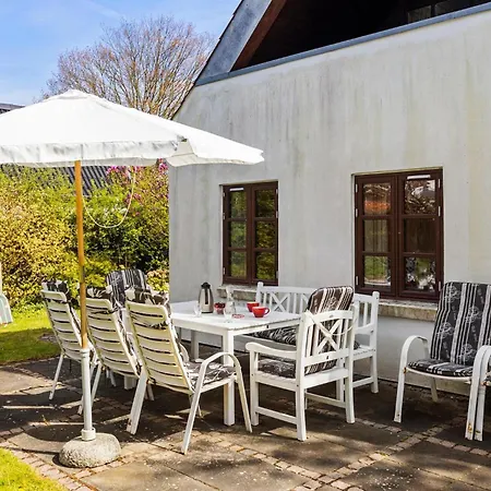 3 Bedroom Lovely In Holiday home
